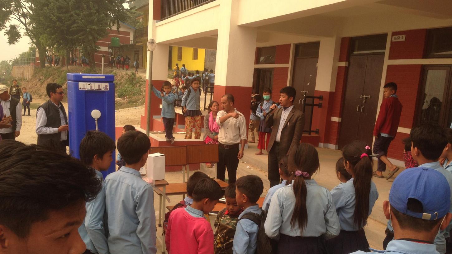 Eine Wasserfilteranlage übergab der Verein um Heinrich Ferschmann aus Heroldsberg an die Swabalambi Basic School in Kathmandu. Von Cochlea Implantate Nepal wurden bisher 14 solcher Wasserfilter finanziert. Eine Wasserfilteranlage übergab der Verein um Heinrich Ferschmann aus Heroldsberg an die Swabalambi Basic School in Kathmandu. Von Cochlea Implantate Nepal wurden bisher 14 solcher Wasserfilter finanziert.