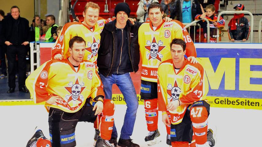 Vier Superstars und der Sänger einer Band: Marian Bazany, Daniel Kreutzer, Patrick Reimer und Derek Dinger rahmen Andreas Frege ein. Vier Superstars und der Sänger einer Band: Marian Bazany, Daniel Kreutzer, Patrick Reimer und Derek Dinger rahmen Andreas Frege ein.