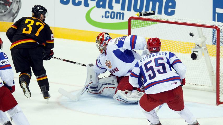 Das zweitwichtigste Tor in seiner Nationalmannschaftskarriere: Patrick Reimer trifft zum 2:0 gegen Russland. 2011 gewinnt Deutschland erstmals ein WM-Spiel gegen die Sbornaja.
Das zweitwichtigste Tor in seiner Nationalmannschaftskarriere: Patrick Reimer trifft zum 2:0 gegen Russland. 2011 gewinnt Deutschland erstmals ein WM-Spiel gegen die Sbornaja.