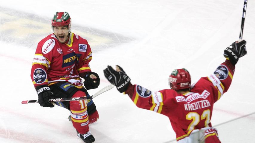 Komm in meine Arme, Nachfolger. Bei der Düsseldorfer EG stürmten Patrick Reimer (links) und Daniel Kreutzer oftmals in einer Reihe, jetzt stehen sie in der ewigen Scorerliste auf Platz eins und zwei. Komm in meine Arme, Nachfolger. Bei der Düsseldorfer EG stürmten Patrick Reimer (links) und Daniel Kreutzer oftmals in einer Reihe, jetzt stehen sie in der ewigen Scorerliste auf Platz eins und zwei.