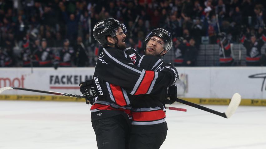 Best Buddies: Marco Nowak und Patrick Reimer feiern sich.
Best Buddies: Marco Nowak und Patrick Reimer feiern sich.