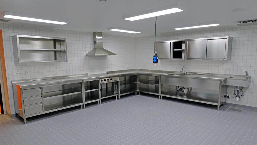 Zweckmäßig und in schlichtem grau-weiß eingerichtet ist die Cateringküche. Dort sind aber keine Kochstellen vorgesehen, die Speisen müssen fertig zubereitet angeliefert werden. 