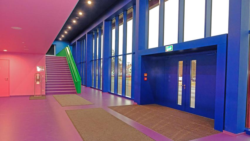 Einen wahren Farbenrausch erleben die Besucher vor allem beim Betreten des Foyers, doch nicht nur der Eingangsbereich ist in den buntesten Farben gehalten.