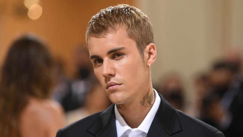 Platz 9 dürfte sich ein bisschen einsam fühlen: Justin Bieber ist in der Top 10 Liste der einzige englischsprachige Künstler und der einzige Nicht-Rapper. Der kanadische Superstar ist bereits seit über zehn Jahren erfolgreich und brachte im März 2021 sein sechstes Studioalbum "Justice" heraus.   