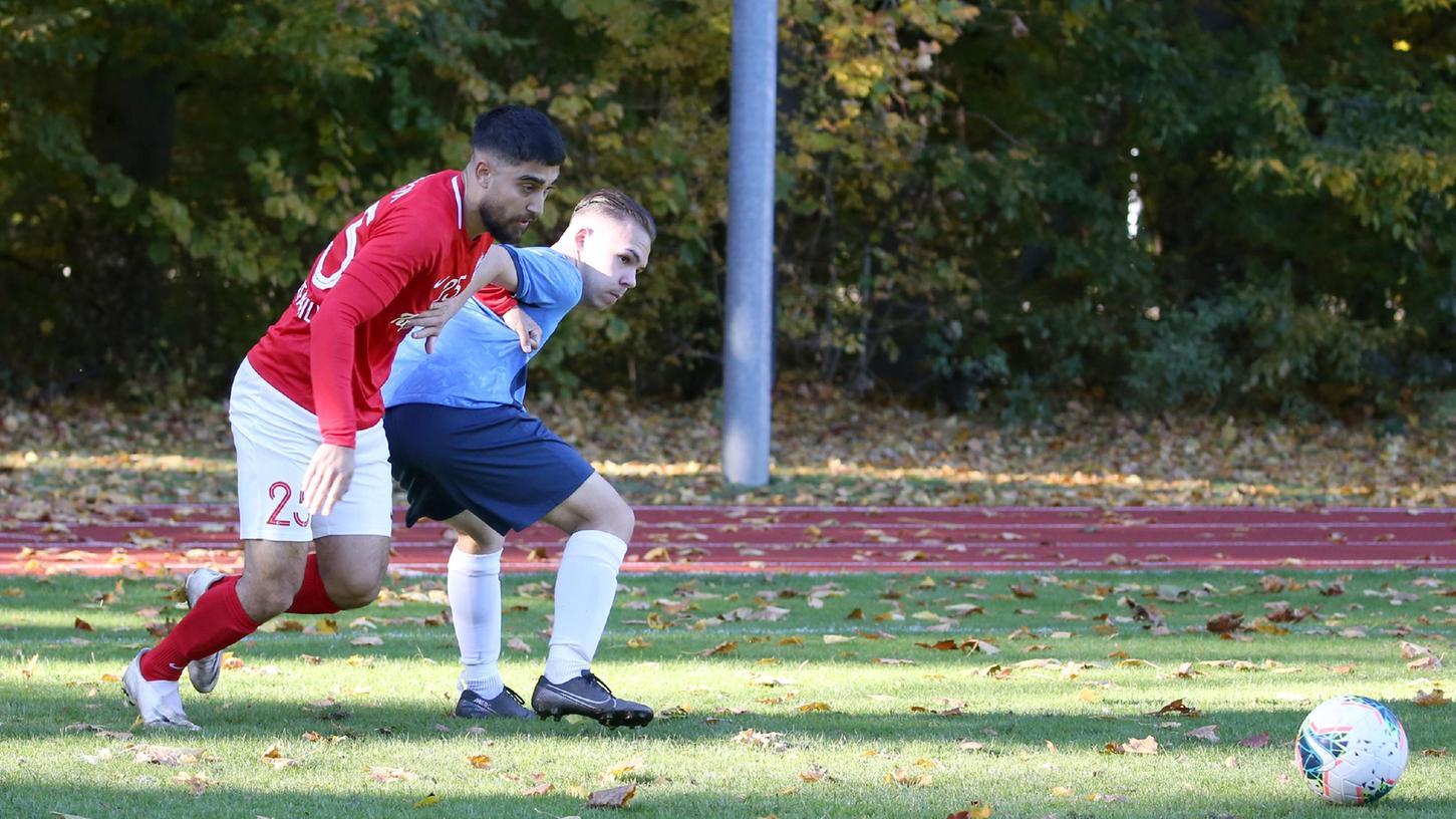 Hier behauptet sich Salvatore Donato (blau) vom ASV Fürth gegen Enes Saleem von Vatanspor Nürnberg.