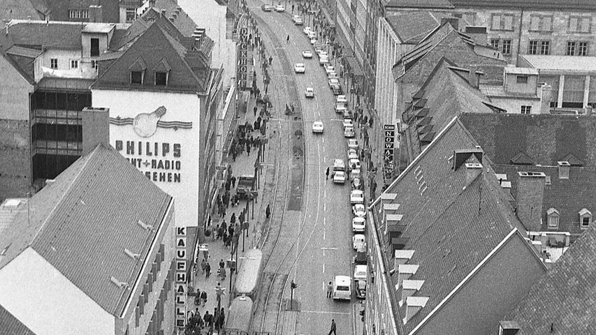 In der Karolinenstraße rollt immer noch der Rubel. Sie ist die bedeutendste Geschäftsstraße von Nürnberg. Hier geht es zum Kalenderblatt vom 5. Dezember 1971: Der Karolinenstraße kann geholfen werden.