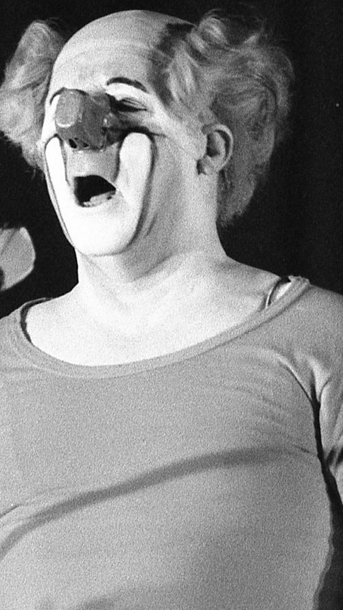Klein, still und bescheiden steht er auf der Bühne. Diese Bescheidenheit gehört zu seiner Aura, aber er spielt sie nicht aus, wie er auch den Mythos nicht ausspielt, zu dem dieser große Clown seit langem geworden ist. Hier geht es zum Kalenderblatt vom 6. Dezember 1971: Der König der Clowns - Charlie Rivel.
