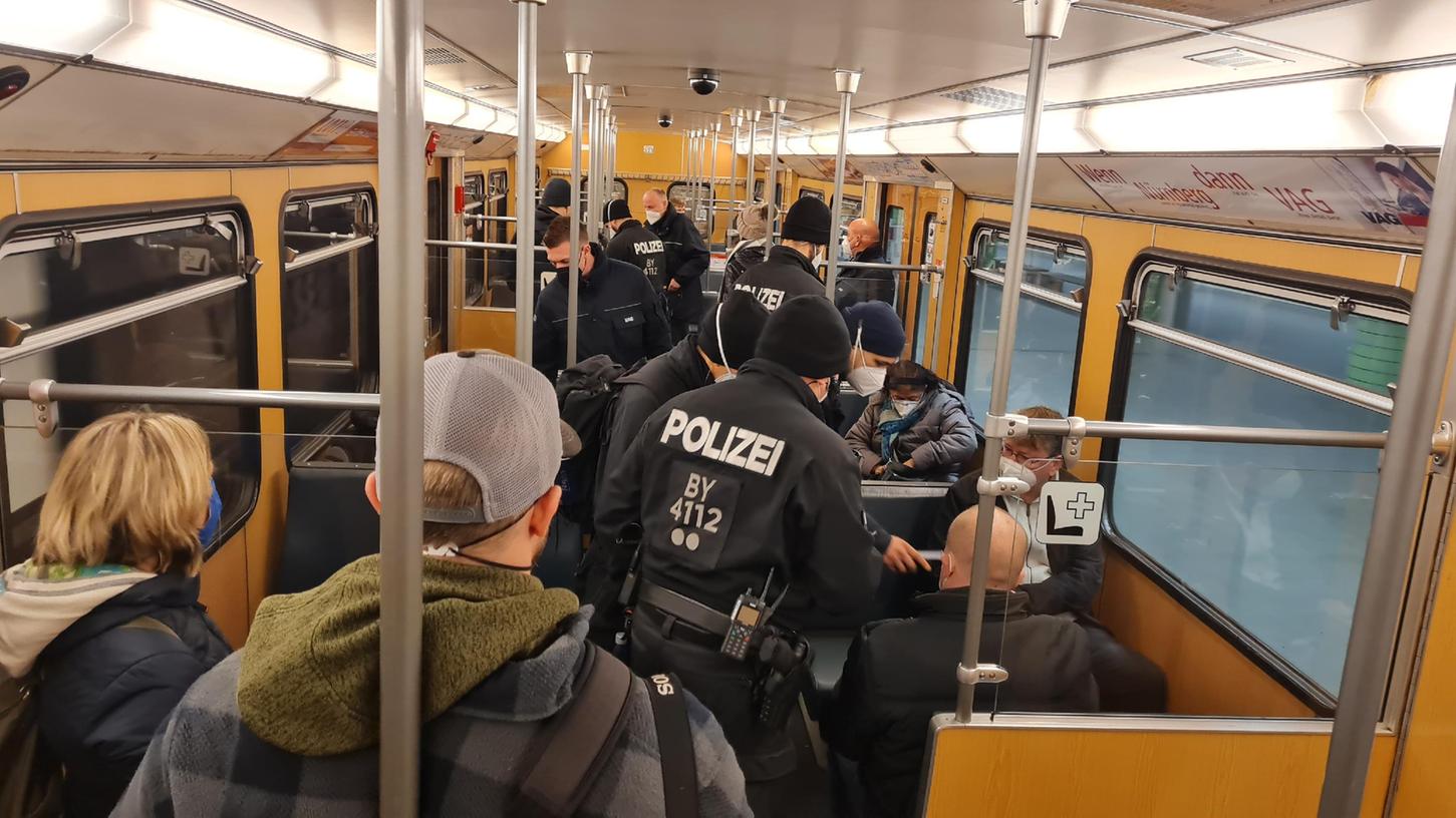 Auf der Linie der U1 am Weißen Turm: Polizeibeamte überprüfen, ob die Fahrgäste in der Nürnberger U-Bahn nachweisen können, dass sie entweder vollständig geimpft, genesen oder getestet sind.