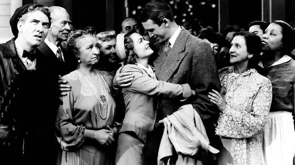 Der letzte Weihnachtsfilm, der zu den Klassikern dazugehört, ist "Ist das Leben nicht schön?" des erfolgreichen Regisseurs Frank Capra. Der Film aus dem Jahr 1946 basiert auf der Kurzgeschichte "The Greatest Gift" von Philip Van Doren Stern. Dabei handelt es sich um die Geschichte von George Bailey (James Stewart), der in der Weihnachtsnacht seinen Lebensmut verliert. George will sich von einer Brücke stürzen, wird allerdings von einem Engel namens Clarence (Henry Travers) besucht, der seine Meinung ändern soll. Sie suchen weitere Filmideen? Hier finden Sie 30 Filme, die man gesehen haben muss.