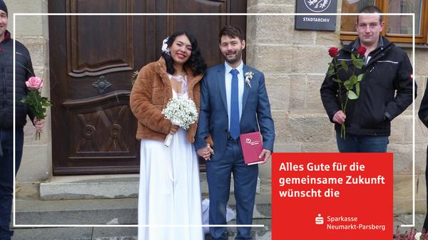 Als vor gut zwei Jahren Josef Grillenbeck aus dem Freystädter Ortsteil Höfen von seinem Arbeitgeber, der Firma Huber in Erasbach, nach Kolumbien zu einem Projekt geschickt wurde, wusste er noch nicht, dass er in Südamerika seiner Traumfrau begegnen würde. Es ist aber so passiert, und die Liebesgeschichte fand nun ihren Höhepunkt im Freystädter Standesamt. Hier wurden Paula Gomez Castro und Josef Grillenbeck vom dritten Bürgermeister Johann Kerl im Beisein der engsten Familienangehörigen getraut. Vor dem Standesamt grüßten Freunde, darunter ein waschechter Schornsteinfeger als Glücksbringer, mit einem Rosenspalier. Der 27-jährige Elektrotechniker und die ein Jahr jüngere Buchhalterin wohnen inzwischen im Elternhaus des Bräutigams in Höfen.