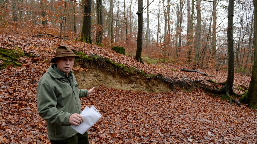 Stadtförster Stefan Distler deutet auf die unschönen Abgrabungen am Hang, die von den Budenbetreibern an dieser Stelle von Jahr zu Jahr eigenmächtig erweitert wurden.