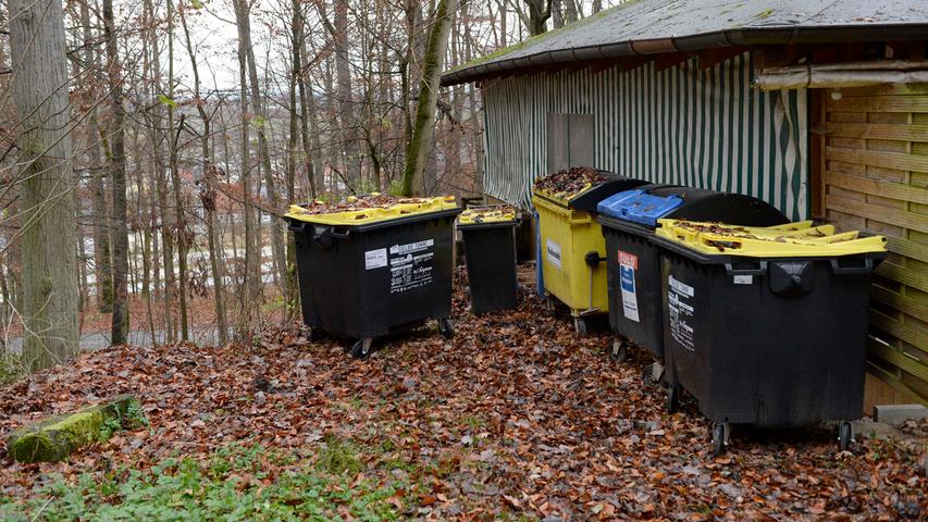 Auch kein schöner Anblick sind die vielen frei herumstehenden Mülltonnen im Kellerwald. Künftig geplant ist, sie in einer zentralen Einhausung unterzubringen. 