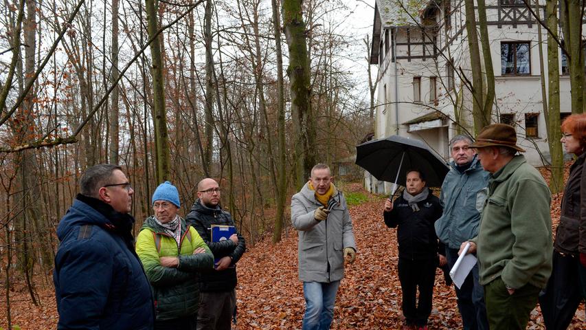 Bürgermeister Udo Schönfelder (Mitte) erläutert den neuen Rettungsweg. Er soll auf dem bisherigen Trampelpfad hinter dem Winterbauer Keller entstehen (im Hintergrund). 