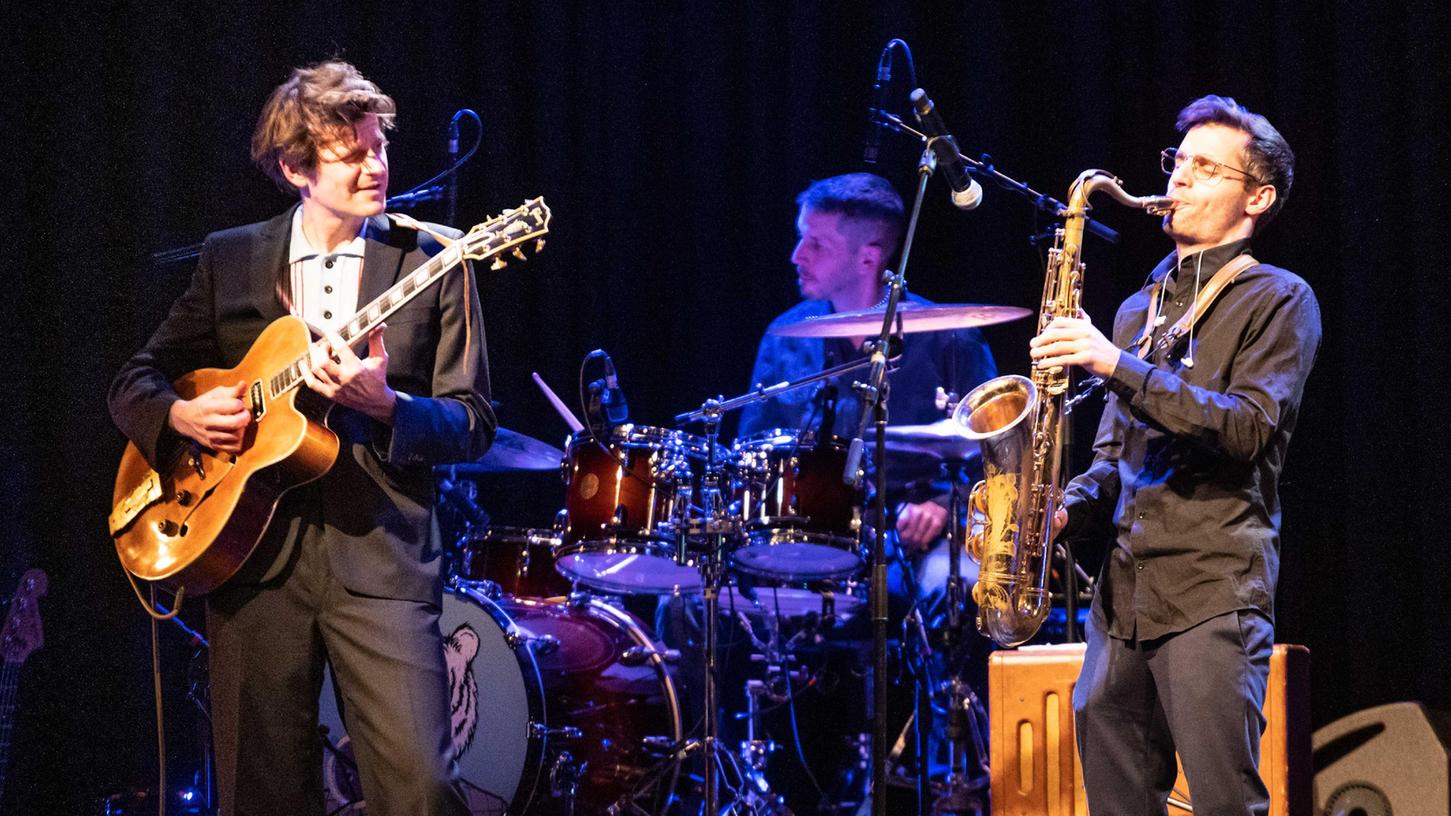 Letztes Highlight vor dem Lockdown: Norbert Schneider glänzte am letzten November-Wochenende in der Rother Kulturfabrik als virtuoser Meister der Gitarre. Außerordentlich war auch das Zusammenspiel der achtköpfigen Gruppe.
Letztes Highlight vor dem Lockdown: Norbert Schneider glänzte am letzten November-Wochenende in der Rother Kulturfabrik als virtuoser Meister der Gitarre. Außerordentlich war auch das Zusammenspiel der achtköpfigen Gruppe.