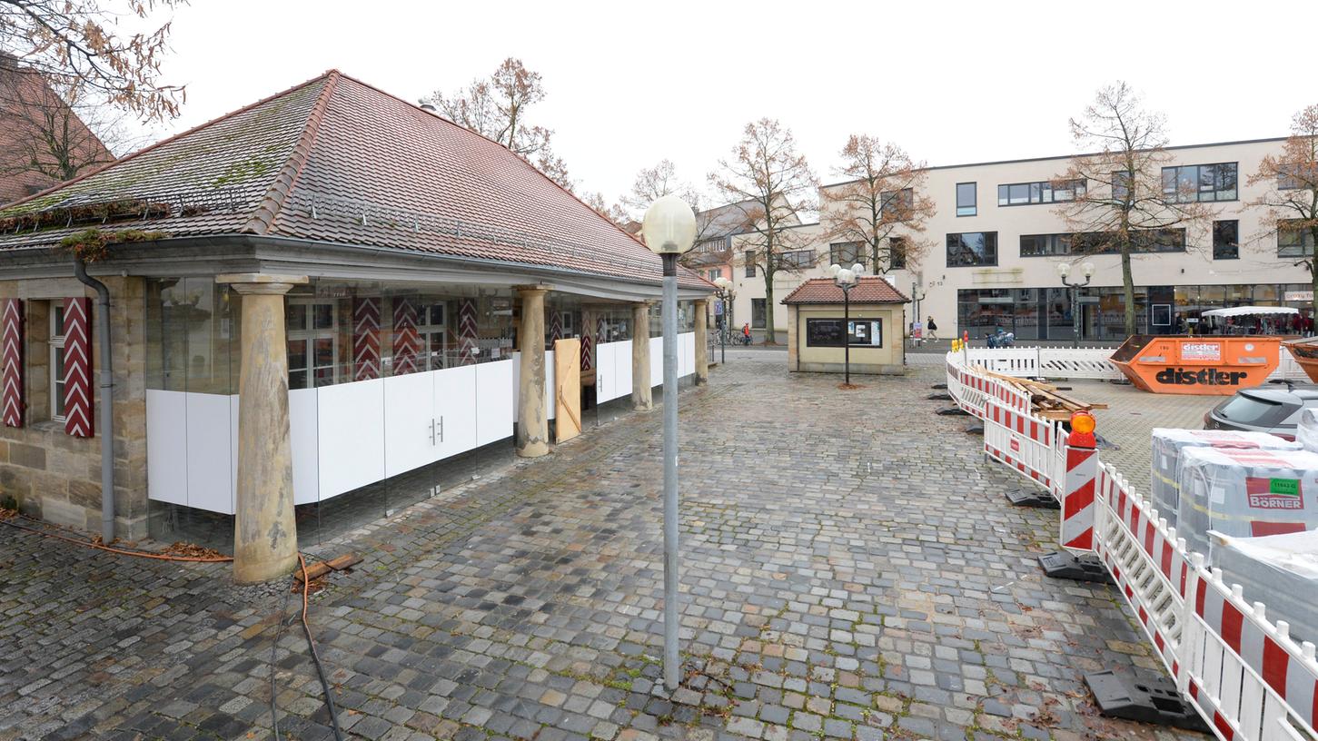 Zuletzt betrieb die Stadt ein Testzentrum in der Alten Wache am Paradeplatz, nun ist hier das Baustellenbüro eingezogen. Im Hintergrund: der verwaiste Rewe-Markt. 