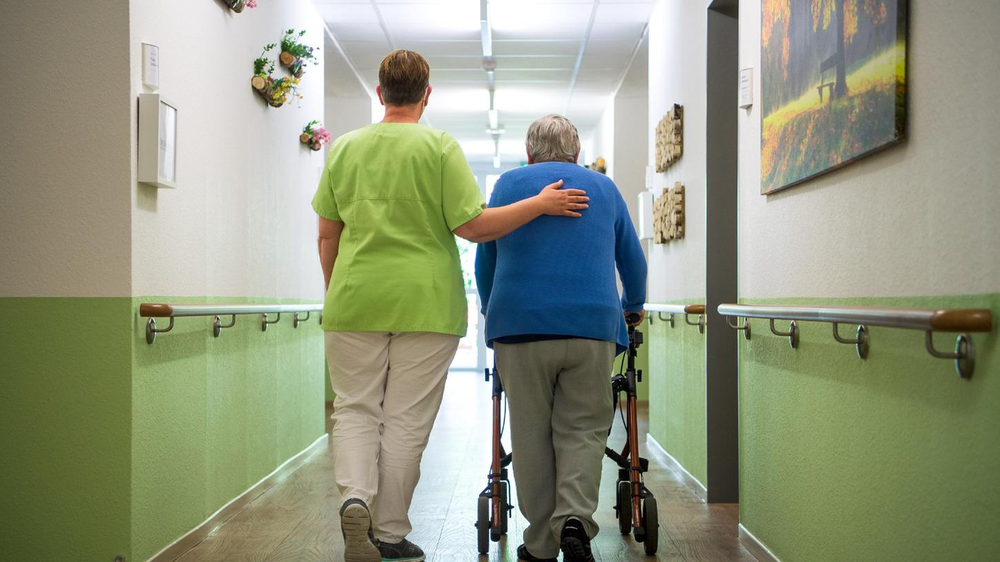 Ob in der Altenpflege (unser Bild), in der Klinik oder in Behinderteneinrichtungen: Die Mitarbeiterinnen und Mitarbeiter sind an der Belastungsgrenze – und nicht selten weit darüber hinaus.
 
