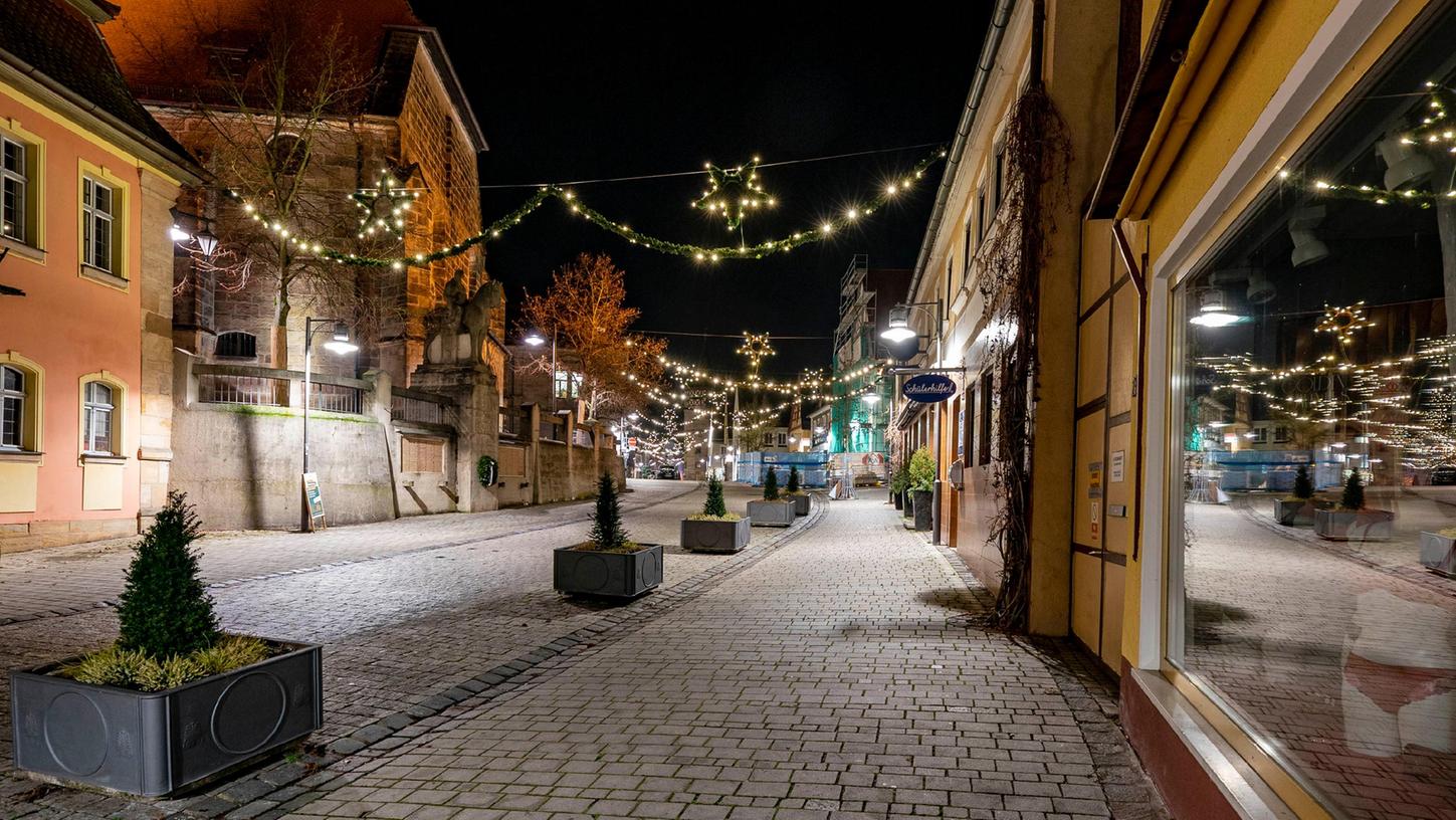 Weihnachtliche Lichterketten über leergefegten Straßen vor ziemlich genau einem Jahr: Vom 16. Dezember bis zum 10. Januar galt in Bayern eine nächtliche Ausgangssperre von 21 bis 5 Uhr.  