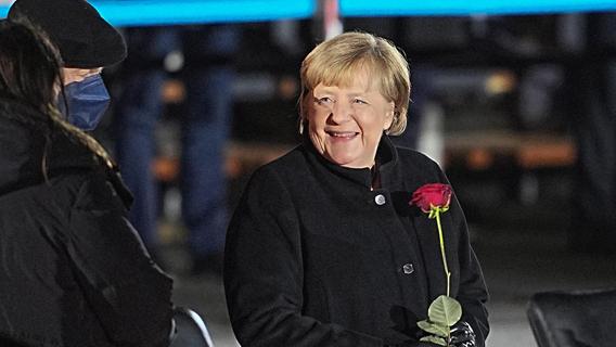 Rote Rosen und eine gerührte Kanzlerin: So war Merkels Abschied in Berlin