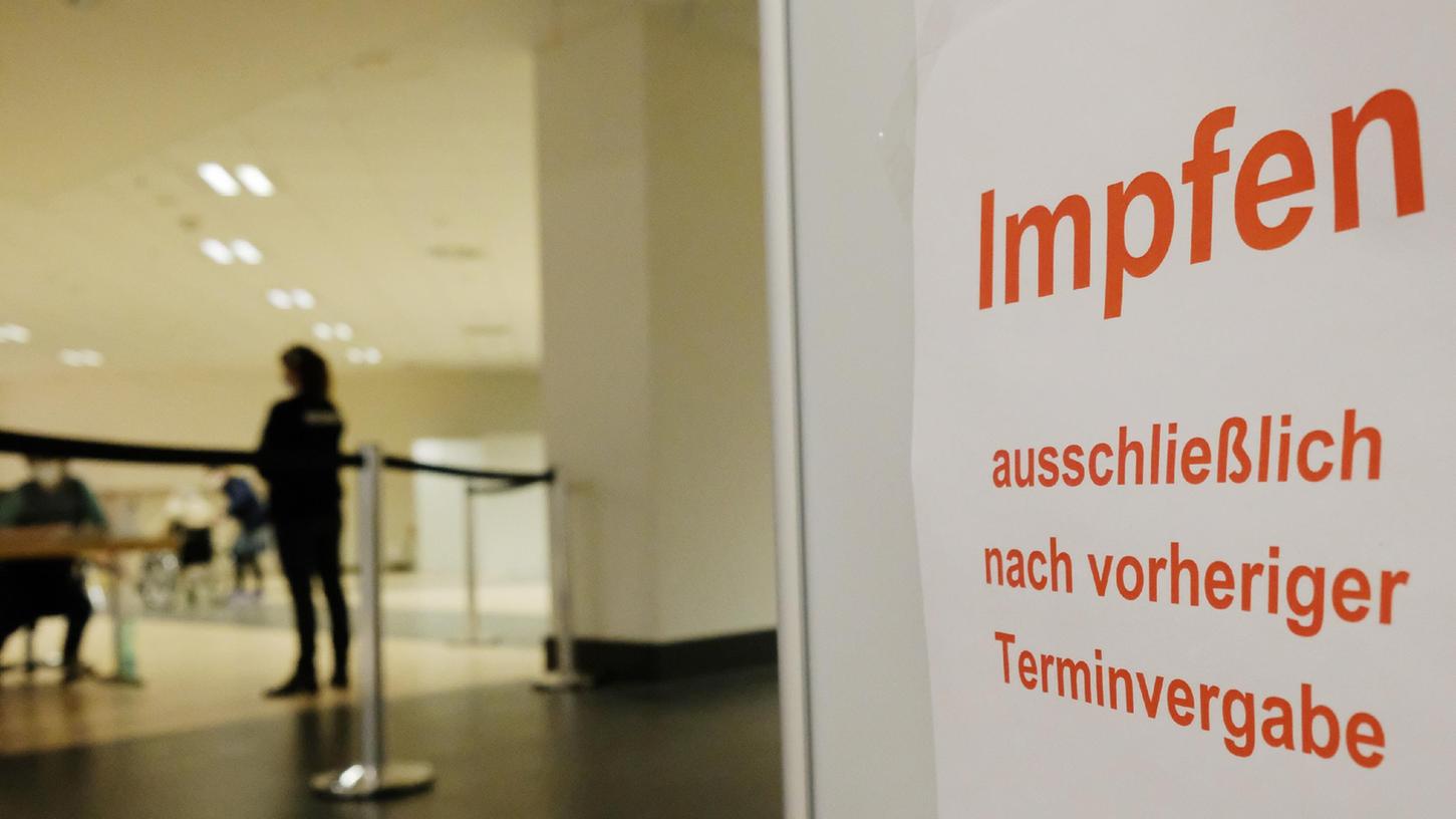 Allerorten werden die Impfzentren wieder hochgefahren. In Höchstadt öffnet an diesem Samstag, 4. Dezember, eine neue Impfstelle des Erlanger Impfzentrums. Hier sollen 300 Impfungen am Tag möglich sein.
Allerorten werden die Impfzentren wieder hochgefahren. In Höchstadt öffnet an diesem Samstag, 4. Dezember, eine neue Impfstelle des Erlanger Impfzentrums. Hier sollen 300 Impfungen am Tag möglich sein.