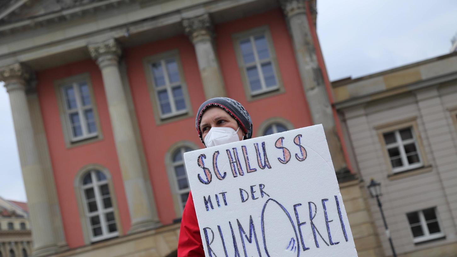"Schluss mit der Rumeierei" wurde im April auf einer No-Covid-Demo in Potsdam gefordert. Auch Thomas Pettinger und Dirk Paessler kritisieren fehlende Ziele.
"Schluss mit der Rumeierei" wurde im April auf einer No-Covid-Demo in Potsdam gefordert. Auch Thomas Pettinger und Dirk Paessler kritisieren fehlende Ziele.