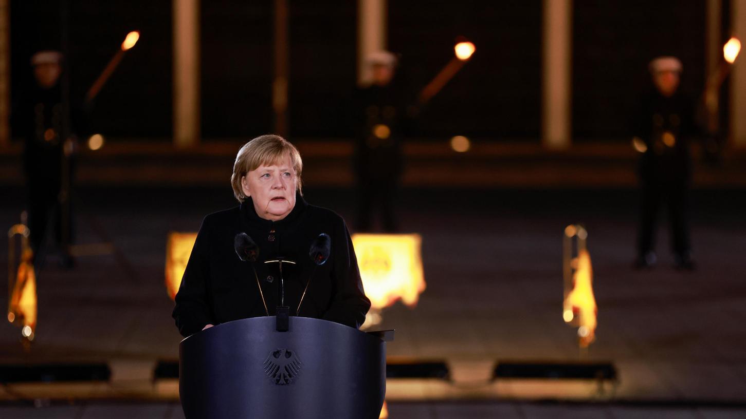 In ihrer Rede vor dem Großen Zapfenstreich forderte Kanzlerin Angela Merkel die Deutschen auf, sich mit "Fröhlichkeit im Herzen" an die Arbeit zu machen, um die Zukunft zu gestalten.