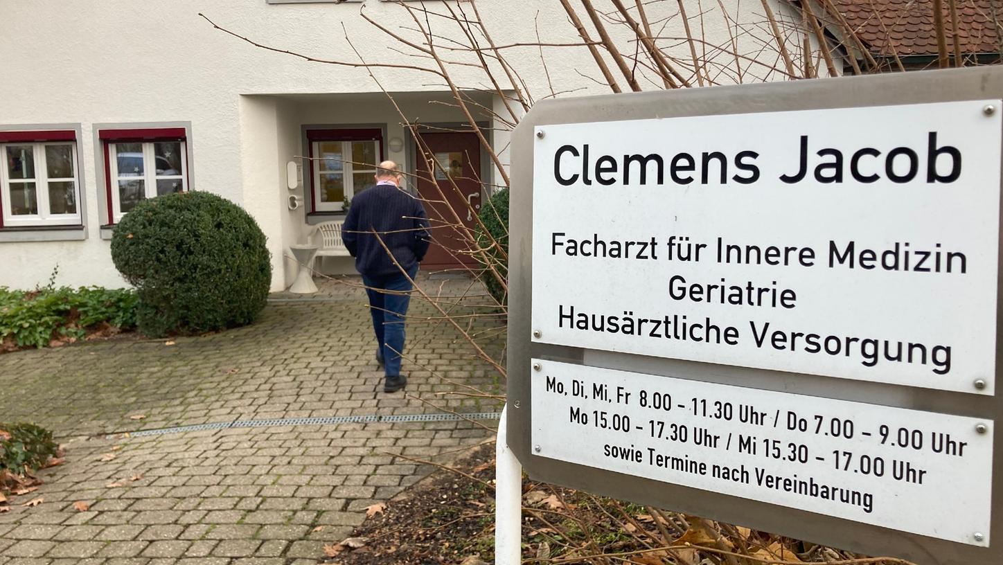 Der Winter ist traditionell eine Erkältungssaison und die Patientenzahl steigt in der kalten Jahreszeit an. Die Menschen gehen wie gewohnt zu ihren vertrauten Hausärzten, jedoch nimmt der Arbeitsaufwand für die Arztpraxen in den letzten Monaten zu. Der Winter ist traditionell eine Erkältungssaison und die Patientenzahl steigt in der kalten Jahreszeit an. Die Menschen gehen wie gewohnt zu ihren vertrauten Hausärzten, jedoch nimmt der Arbeitsaufwand für die Arztpraxen in den letzten Monaten zu.