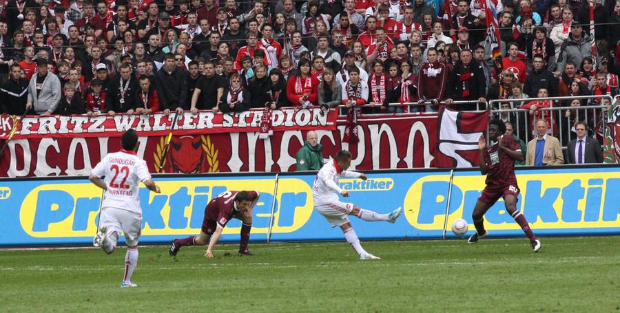 Leicht und locker wies der FCN die "Roten Teufel" Mitte April in die Schranken. Mit 2:0 siegte der Club am Betzenberg und hatte so den Einzug in die Europa League bei zwei Punkten Rückstand auf den nächsten Gegner aus Mainz wieder selbst in der Hand.