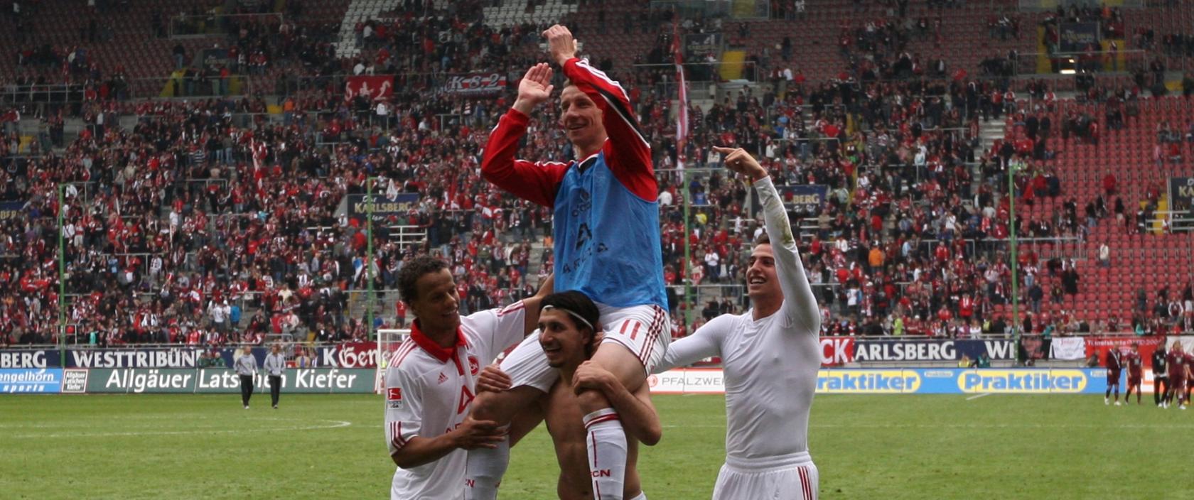 Auf Schultern getragen: Marek Mintal (mit Timothy Chandler, Almog Cohen und Robert Mak, von links)  ist beim 1. FC Nürnberg eine Legende. Nach einem wenig erfolgreichen Gastspiel bei Hansa Rostock kehrt er nun zurück.