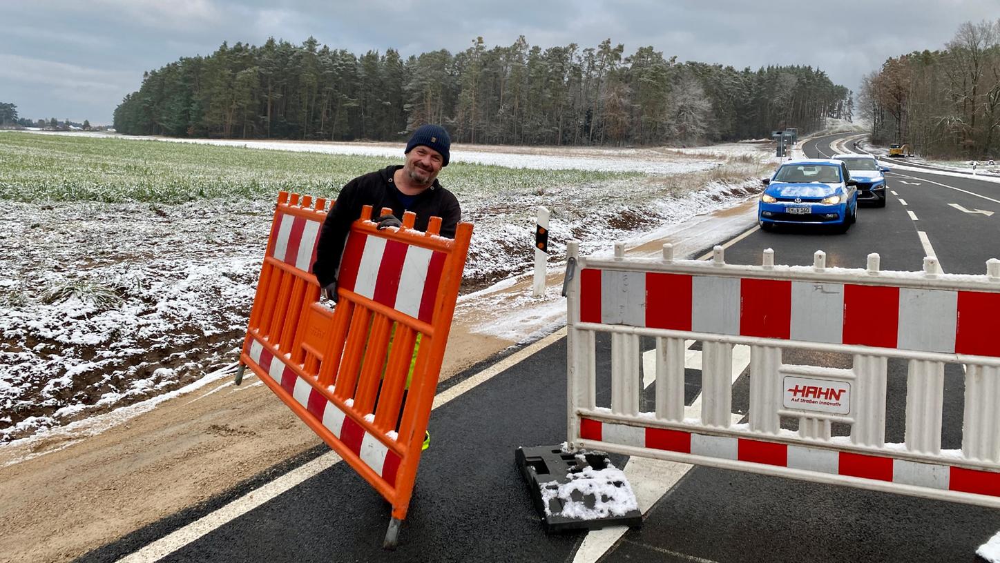 Freie Fahrt! Nach mehrmonatigen Sanierungs- und Bauarbeiten kann der Verkehr von Hilpoltstein aus wieder Richtung Thalmässing und Heideck rollen – und umgekehrt. Im Zuge der Baumaßnahme entstand auch ein Rad- und Gehweg, damit Radler und Spaziergänger sicher über den Kränzleinsberg kommen.