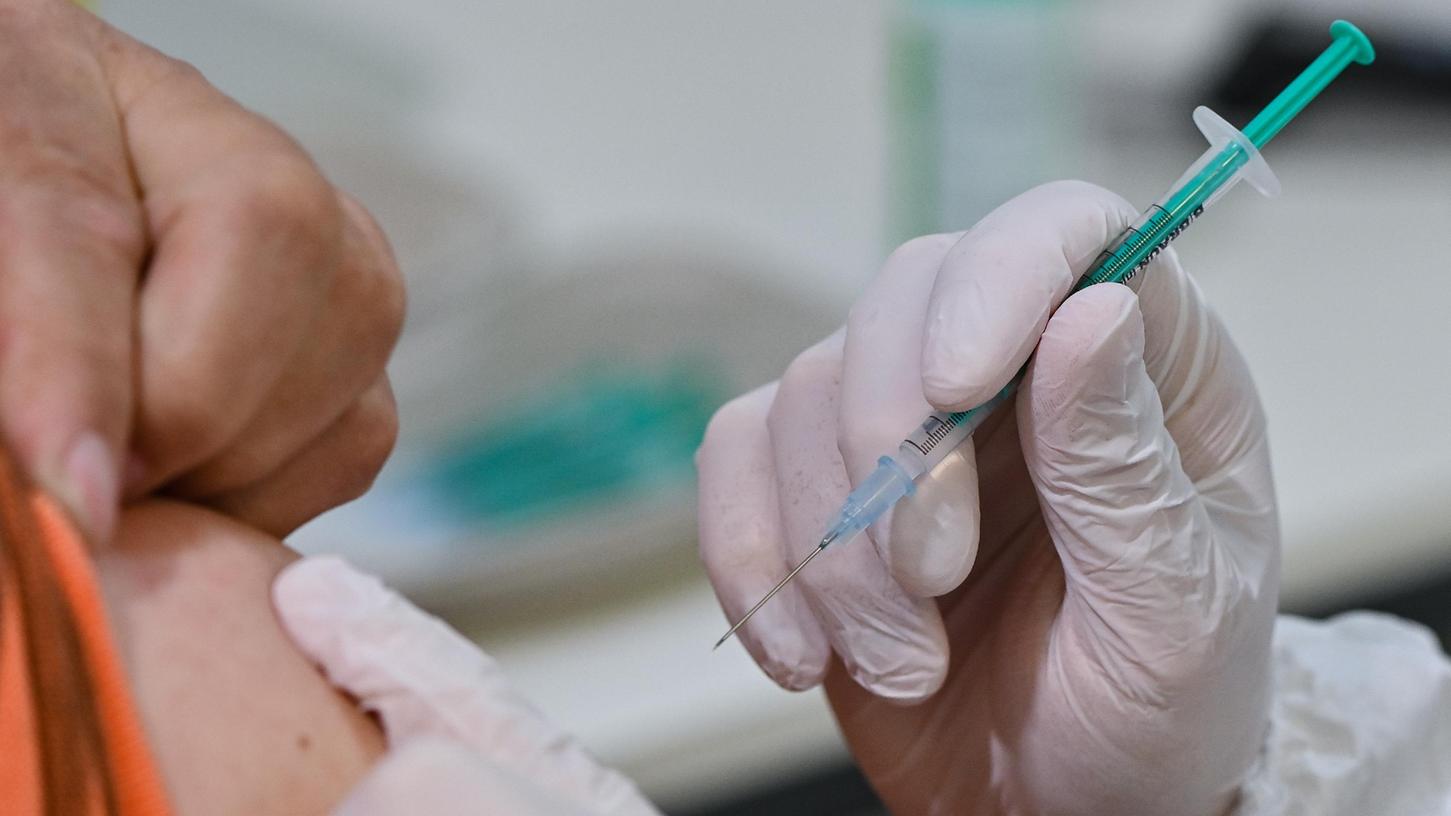 Eine Impfung ist mit die wichtigste Maßnahme im Kampf gegen das Coronavirus.
Eine Impfung ist mit die wichtigste Maßnahme im Kampf gegen das Coronavirus.