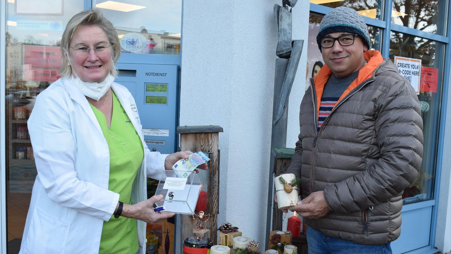 Pooria Pooladvand hat in der Acuna-Apotheke an der Gartenstraße einen kleinen Ausstellungstisch erhalten, auf dem er seine selbst gemachten Weihnachtslichter präsentieren darf. Spendenbox anbei.  