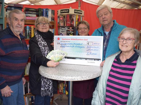 Durch den Verkauf gebrauchter Bücher unterstützt das Team von „Lotto am Bahnhof“ – Karin sowie Klaus Rubner und Andrea Hutzler (von rechts) – die Elterninitiative krebskranker Kinder in Erlangen.  