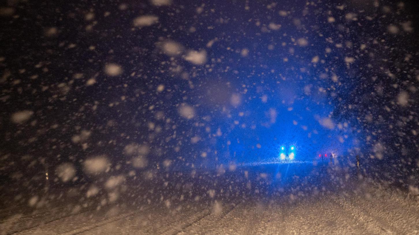 Auf schneebedeckter Fahrbahn hat es bei Heroldsberg einen schweren Unfall gegeben.