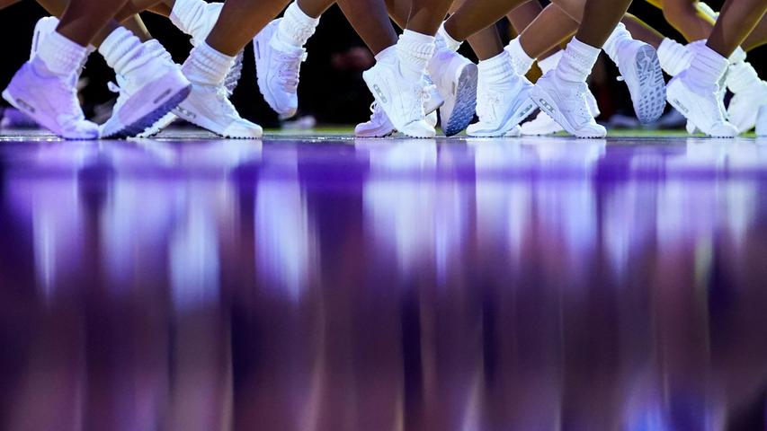 Die Cheerleader der Los Angeles Lakers in Aktion: So ästhetisch der Tanz war, so herb war die Niederlage für die Basketballer.