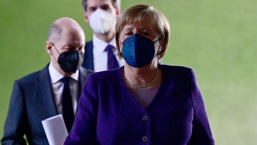 Einträchtig präsentieren sich Noch-Kanzlerin Angela Merkel und ihr Nachfolger Olaf Scholz und zeigen, was guter Stil ist.