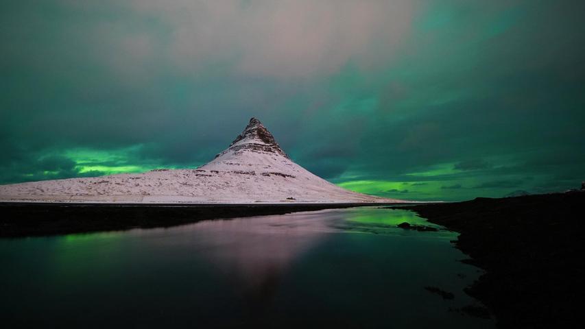 Das Nordlicht ist hinter dem Kirkjufell, einem 463 m hohen Berg, im Norden der Halbinsel Saefellsnes auf Island zu sehen.