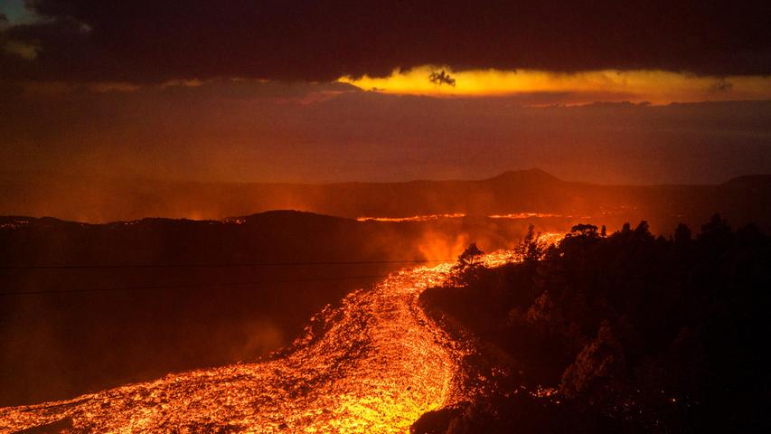 Der Vulkan auf La Palma gibt keine Ruhe: Bei einem weiteren Ausbruch überschüttet er Teile der Insel mit Lava.