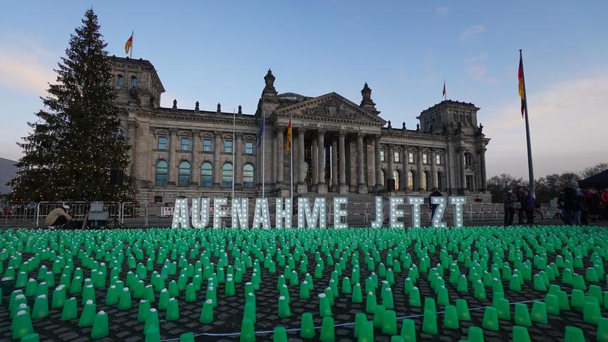 Eine symbolischer Hilferuf vor dem Reichstag für die Aufnahme von Geflüchteten von der polnisch-belarussischen Grenze.