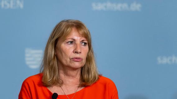 Corona-Gegner protestieren mit Fackeln vor Haus von Sachsens Gesundheitsministerin