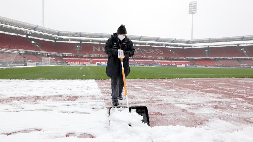 Vor dem Heimspiel des 1. FC Nürnberg gegen Holstein Kiel musste zunächst erst einmal ganz klassisch Schnee geschippt werden. 