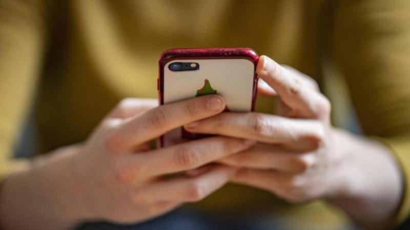 Mit dem Smartphone auf der Toilette oder in der Badewanne? Das kann aus mehreren Gründen keine gute Idee sein.