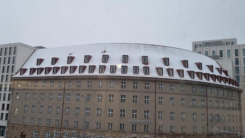 Schnee auch auf dem noch recht neuen Dach des denkmalgeschützten Rundbaus am Nürnberger Bahnhofsplatz