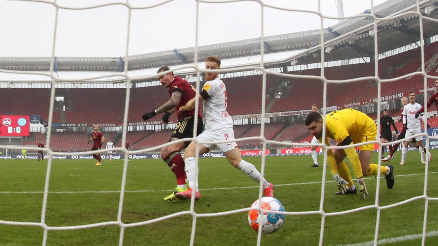 Das 1:0 für den Club: Schäffler (links) muss den Ball nach Gelios' unglücklicher Abwehr nur noch ins leere Tor schieben.