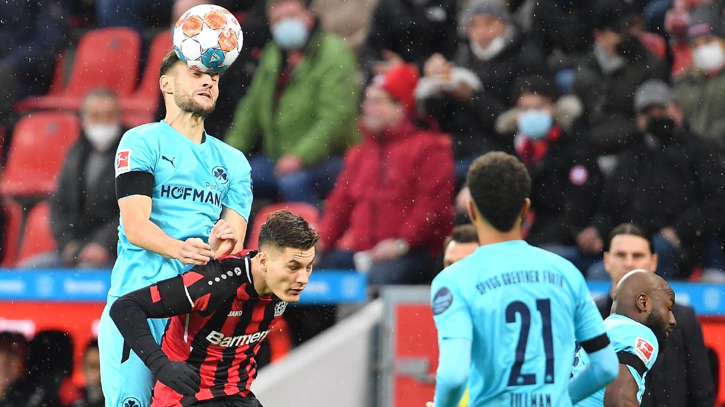 Deutlich unterlegen! Dass das Kleeblatt höher steigt als Bayer Leverkusen, war in dieser Partie ausgesprochen selten.
Deutlich unterlegen! Dass das Kleeblatt höher steigt als Bayer Leverkusen, war in dieser Partie ausgesprochen selten.