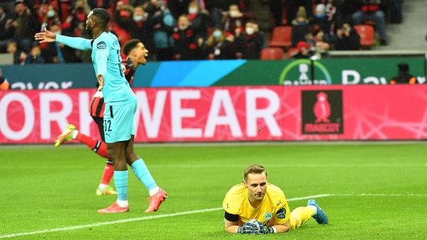 Erster Schuss: drin. Zweiter Schuss: drin. So ging das an diesem Samstagnachmittag munter weiter. Fußballerisch zeigte sich der Fürther Torhüter deutlich verbessert, auf der Linie aber offenbarte Funk erneut Schwächen. Wiederholung: Das Kleeblatt hat ein Torwartproblem.