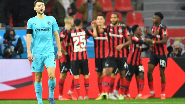Würde es in dieser Kategorie Noten geben, man müsste Maximilian Bauer eine glatte Sechs geben. Der junge Fürther Innenverteidiger war viel zu oft viel zu langsam. Gedanklich und körperlich. Mit der Bundesliga vollkommen überfordert.