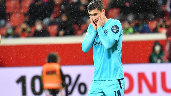 War gegen Hoffenheim an so vielen Gegentoren beteiligt, dass sein Trainer ihn auf die Bank setzte. Musste nach Willems' Verletzung in der 60. Minute wieder als linker Verteidiger auf den Platz, war bei den drei Gegentoren nach seiner Einwechslung aber schuldlos. Trotzdem: Teil einer Abwehrkette, die nach einem 1:4 noch das 1:5, 1:6 und 1:7 zuließ.