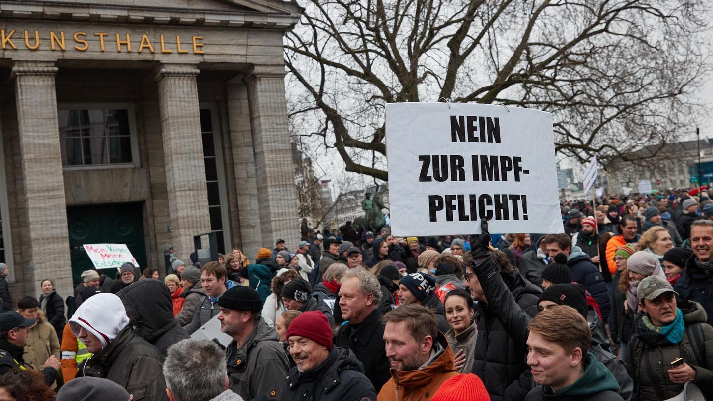 Der Demonstrationszug unter dem Motto "Das Maß ist voll. Hände weg von unseren Kindern" verlief durch die Hamburger Innenstadt.