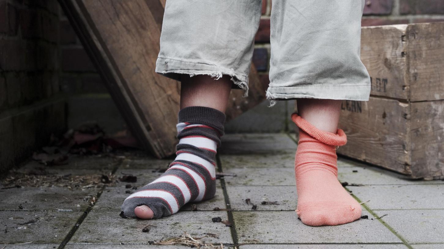 Ein gestelltes Bild, aber symbolträchtig: Auch im reichen Deutschland gibt es Familien, die Kinder nicht ausreichend ausstatten können und auf Hilfen angewiesen sind. 