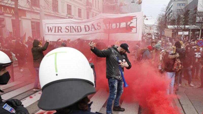 Roter Rauch und Stinkefinger gegen die Polizei: Der Protest der Corona-Gegner in Wien.
